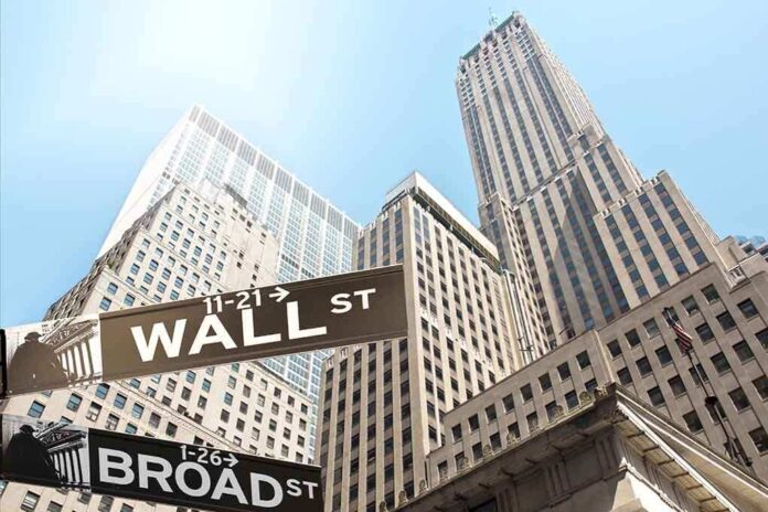 Street signs for Wall Street and Broad Street with skyscrapers in the background